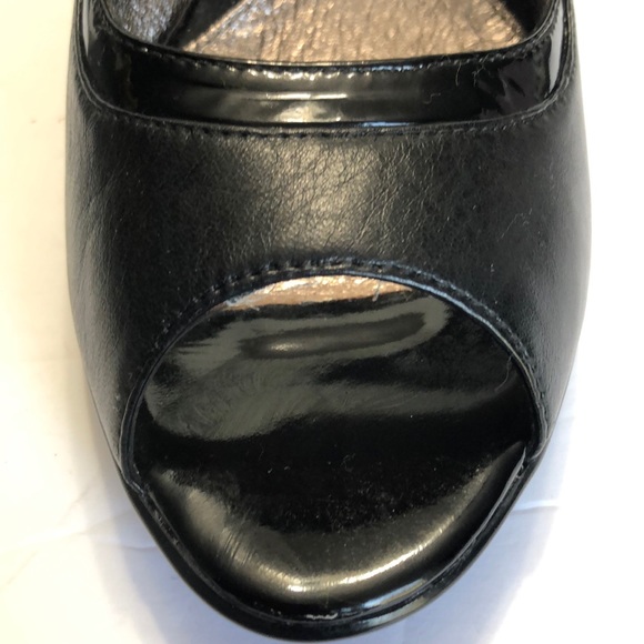 Sofft Black Peep Toe Side Cutouts Leather Heels size 9M - Picture 10 of 17